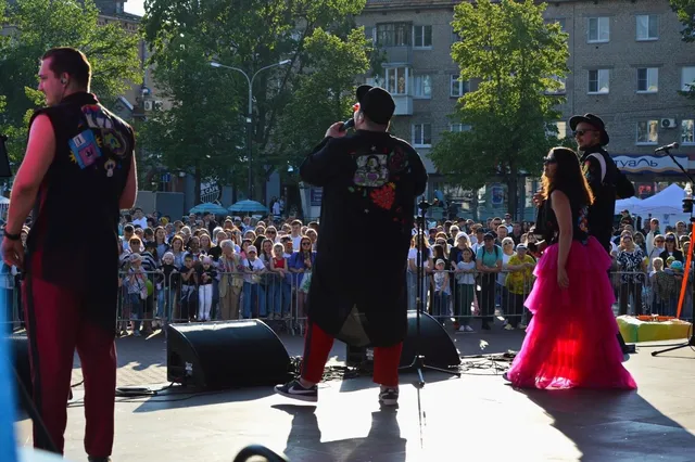 ВИА «Санитары»: Солисты перед зрителями на открытой площадке — День города Чайковского · Пермский край